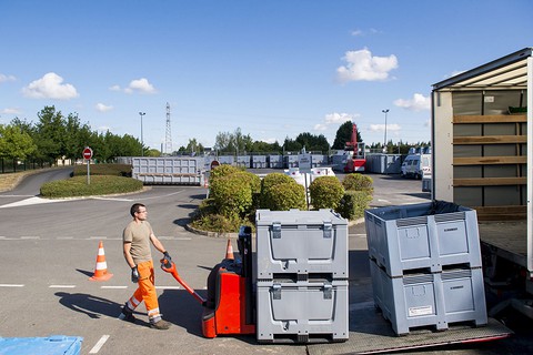 Véhicule de collecte ADR équipé de moyens de manutention